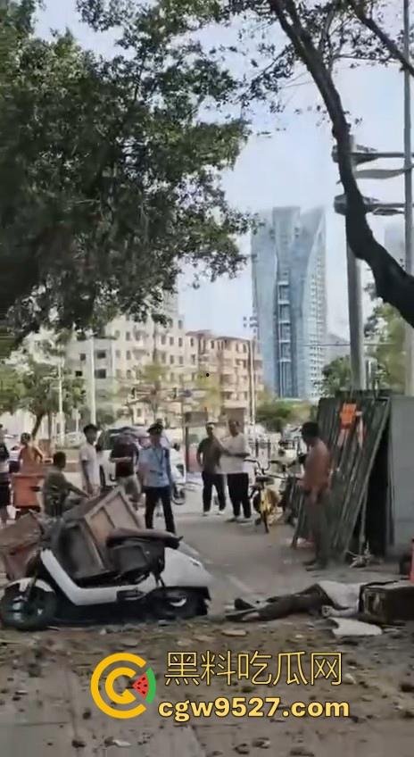 三亚天涯区解放一路,酒店装修高空坠物砸中3名路人,1人经抢救无效当场死亡,遇见高空作业请不要逗留!