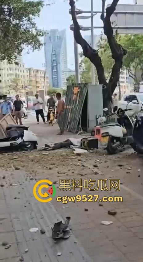 三亚天涯区解放一路,酒店装修高空坠物砸中3名路人,1人经抢救无效当场死亡,遇见高空作业请不要逗留!