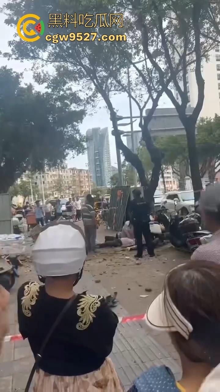 三亚天涯区解放一路,酒店装修高空坠物砸中3名路人,1人经抢救无效当场死亡,遇见高空作业请不要逗留!