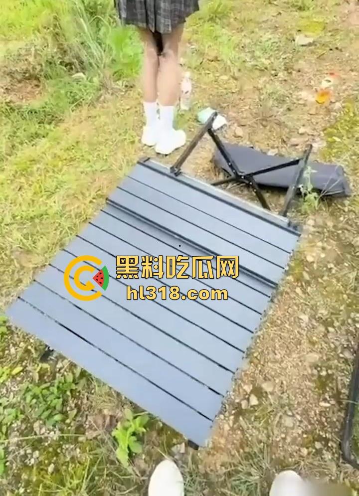 海角乱伦,户外露营跟女儿在小树林做爱,人来人往女儿紧张的要死,阴道却变得无比紧致!