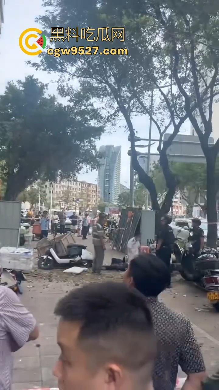 三亚天涯区解放一路,酒店装修高空坠物砸中3名路人,1人经抢救无效当场死亡,遇见高空作业请不要逗留!