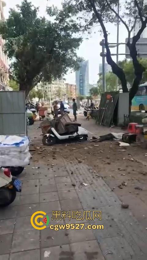 三亚天涯区解放一路,酒店装修高空坠物砸中3名路人,1人经抢救无效当场死亡,遇见高空作业请不要逗留!