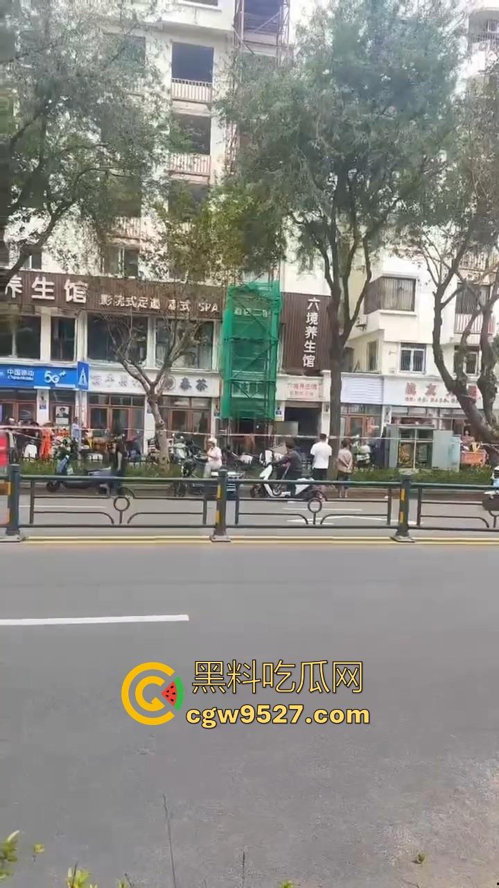 三亚天涯区解放一路,酒店装修高空坠物砸中3名路人,1人经抢救无效当场死亡,遇见高空作业请不要逗留!