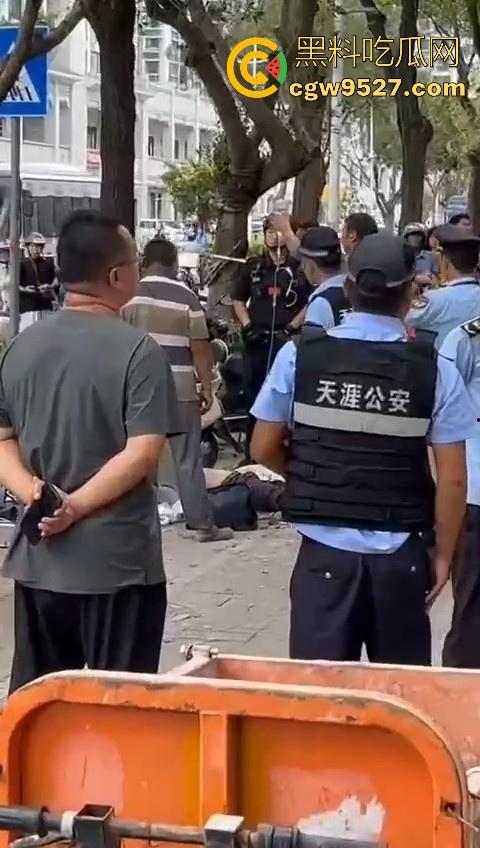 三亚天涯区解放一路,酒店装修高空坠物砸中3名路人,1人经抢救无效当场死亡,遇见高空作业请不要逗留!