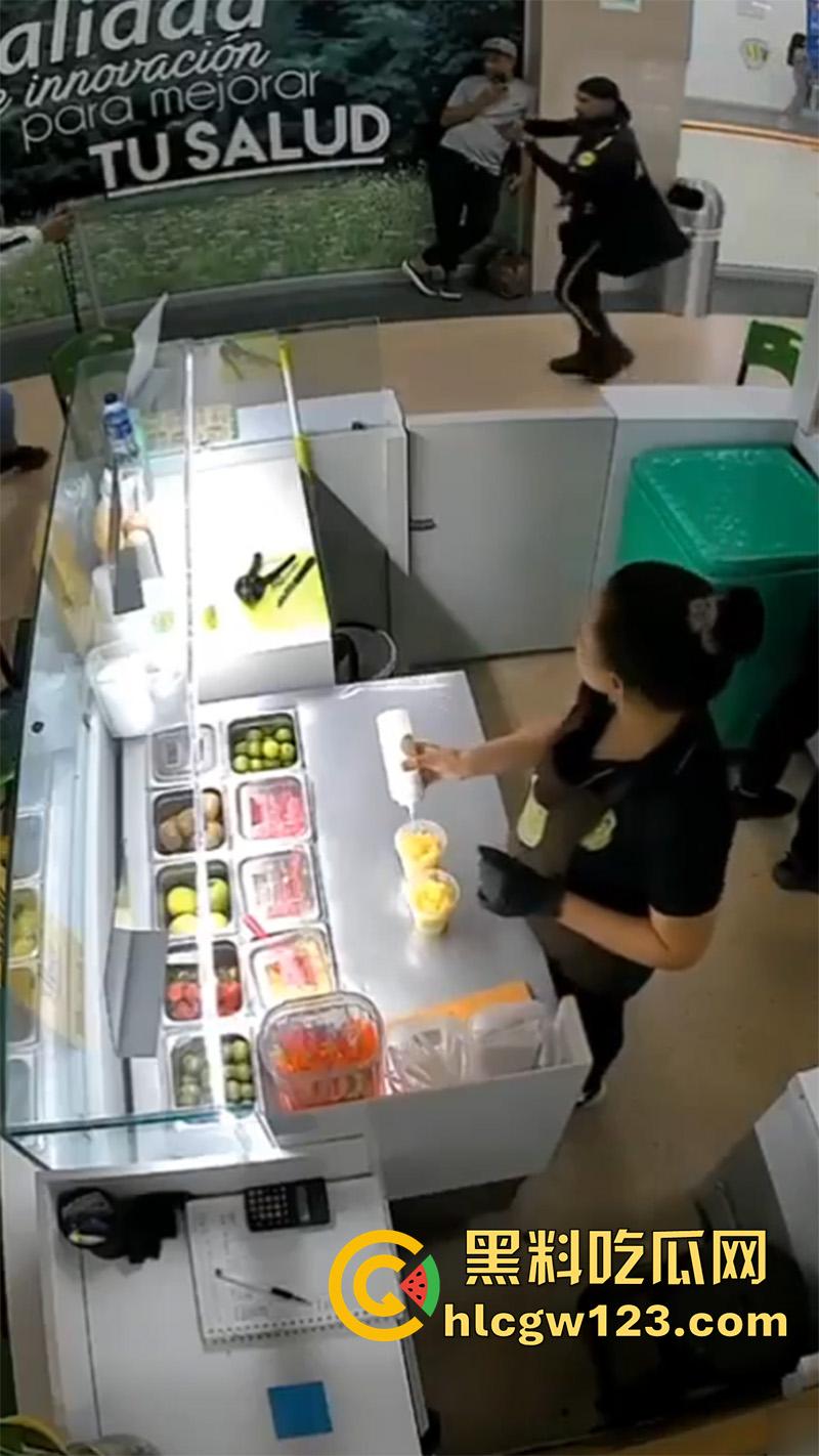 美国黑帮火拼现场，果茶店监控拍下画面，双方见面开枪对射，黑哥伏地射击最终被当场击毙！