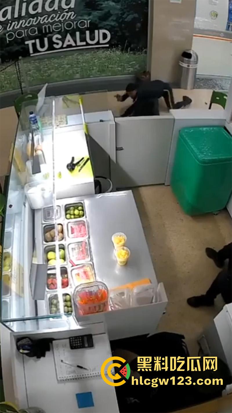 美国黑帮火拼现场,果茶店监控拍下画面,双方见面开枪对射,黑哥伏地射击最终被当场击毙!