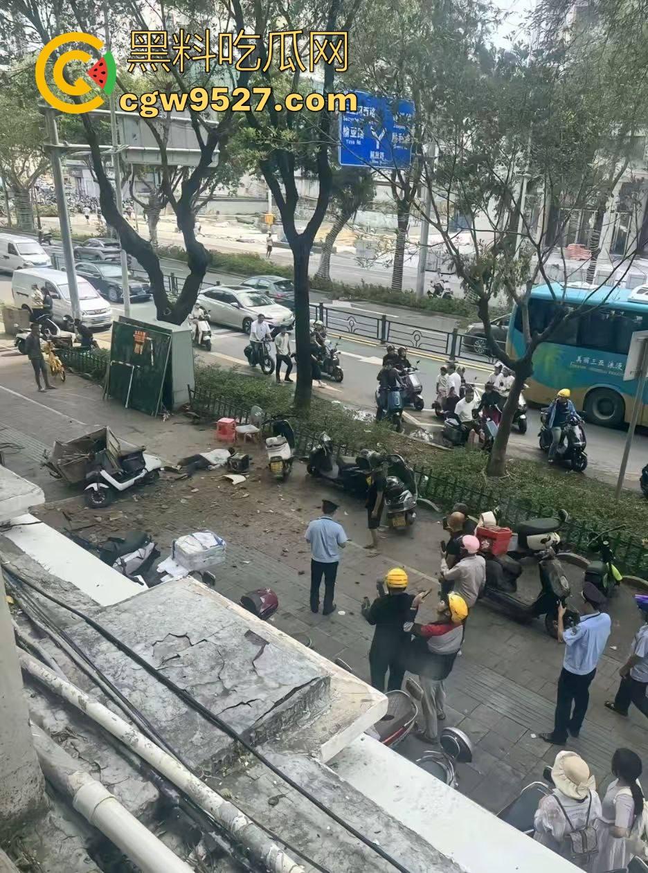 三亚天涯区解放一路,酒店装修高空坠物砸中3名路人,1人经抢救无效当场死亡,遇见高空作业请不要逗留!