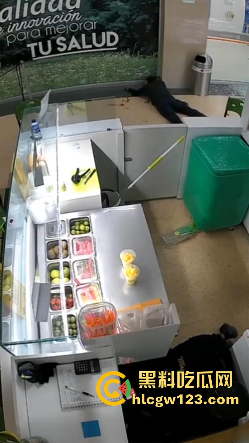 美国黑帮火拼现场,果茶店监控拍下画面,双方见面开枪对射,黑哥伏地射击最终被当场击毙!