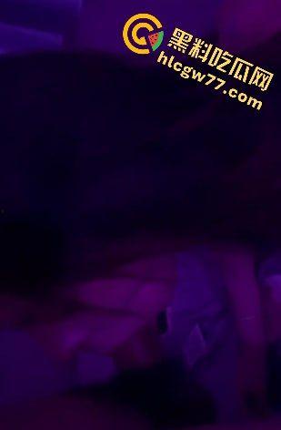 学弟碰不到的女神竟是金主的胯下囚,爆操敏感嫩穴,被内射后女神发信息安慰学弟!