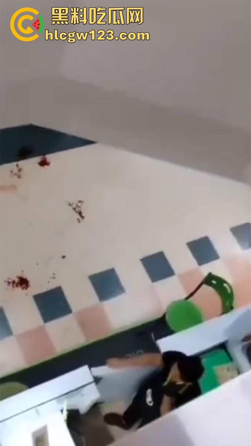 美国黑帮火拼现场,果茶店监控拍下画面,双方见面开枪对射,黑哥伏地射击最终被当场击毙!