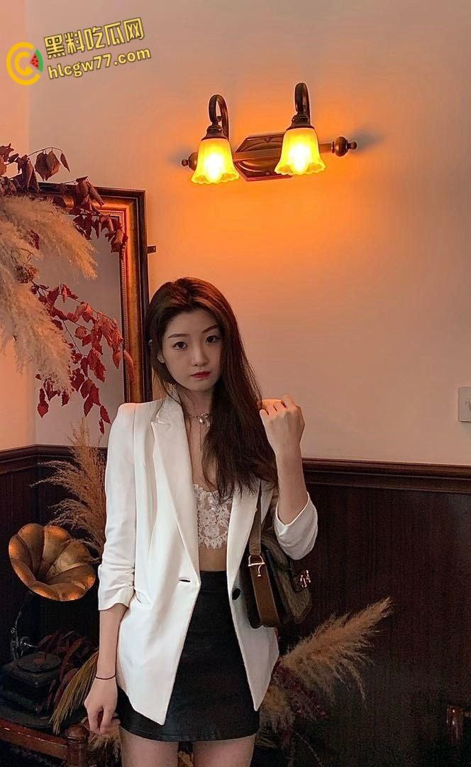 清纯卫校护士【刘思雯】化身淫荡小母狗，宾馆情趣约啪引爆反差诱惑！