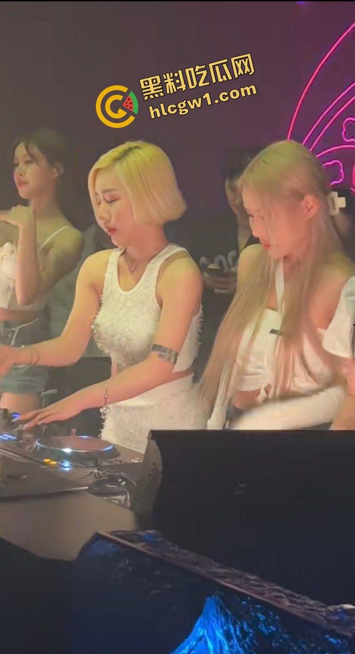 抖音重庆奥斯卡酒吧反差舞女【沈津津】下班回家发骚 全裸自拍洗澡搓奶 独家流出!