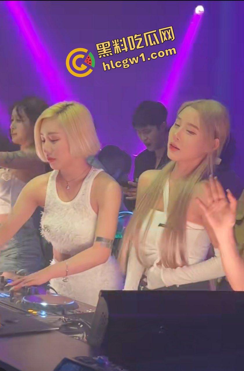 抖音重庆奥斯卡酒吧反差舞女【沈津津】下班回家发骚 全裸自拍洗澡搓奶 独家流出!