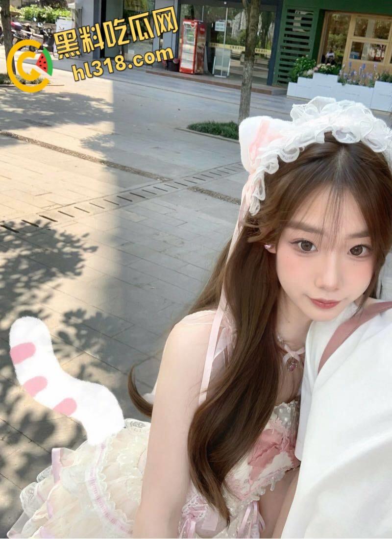 推特献妻绿帽男【暖暖小淫妻】，绿帽老公灌醉老婆玩3P，喝醉的老婆淫荡发骚，跟单男边调情边爱爱 !