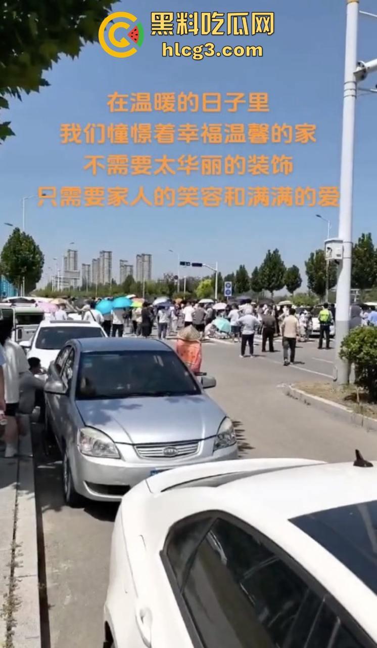 徐州潘安湖中昂博观小区曾承诺在去年底交房 因楼盘迟迟未交发生堵路暴乱!