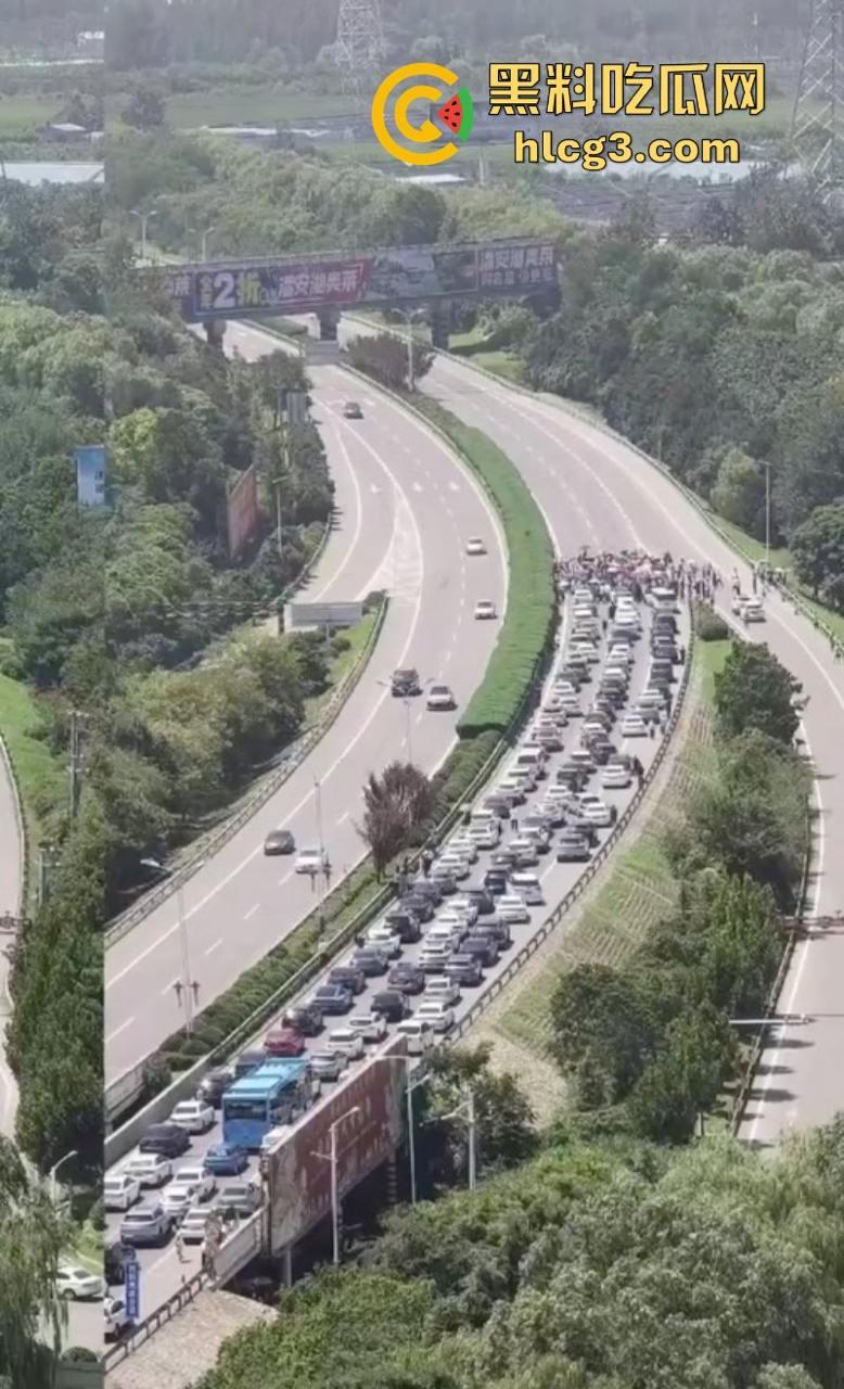 徐州潘安湖中昂博观小区曾承诺在去年底交房 因楼盘迟迟未交发生堵路暴乱!