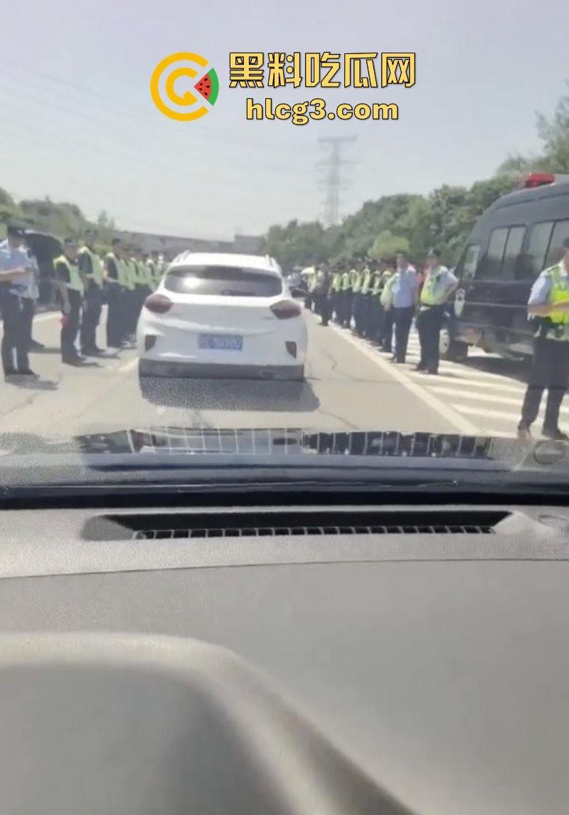 徐州潘安湖中昂博观小区曾承诺在去年底交房 因楼盘迟迟未交发生堵路暴乱!