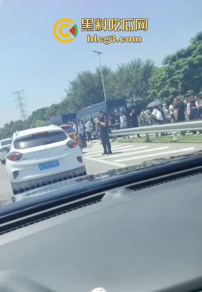 徐州潘安湖中昂博观小区曾承诺在去年底交房 因楼盘迟迟未交发生堵路暴乱!