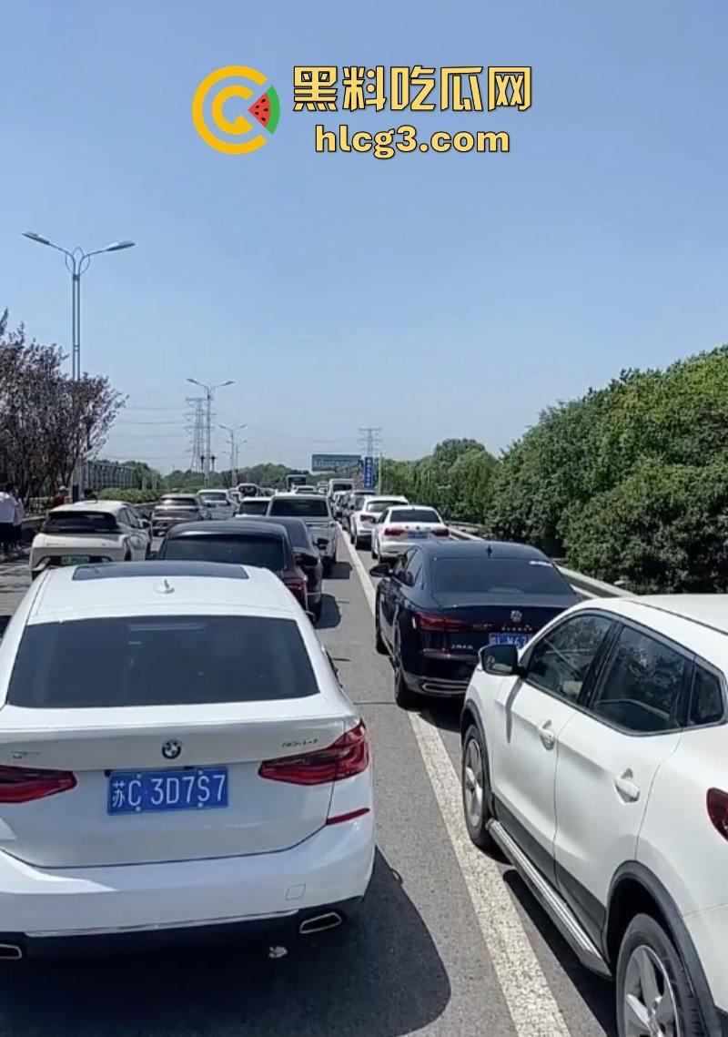 徐州潘安湖中昂博观小区曾承诺在去年底交房 因楼盘迟迟未交发生堵路暴乱!