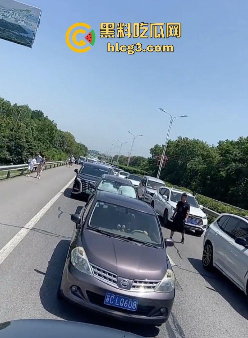 徐州潘安湖中昂博观小区曾承诺在去年底交房 因楼盘迟迟未交发生堵路暴乱!