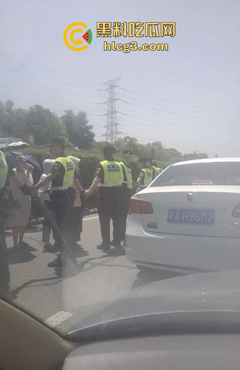 徐州潘安湖中昂博观小区曾承诺在去年底交房 因楼盘迟迟未交发生堵路暴乱!