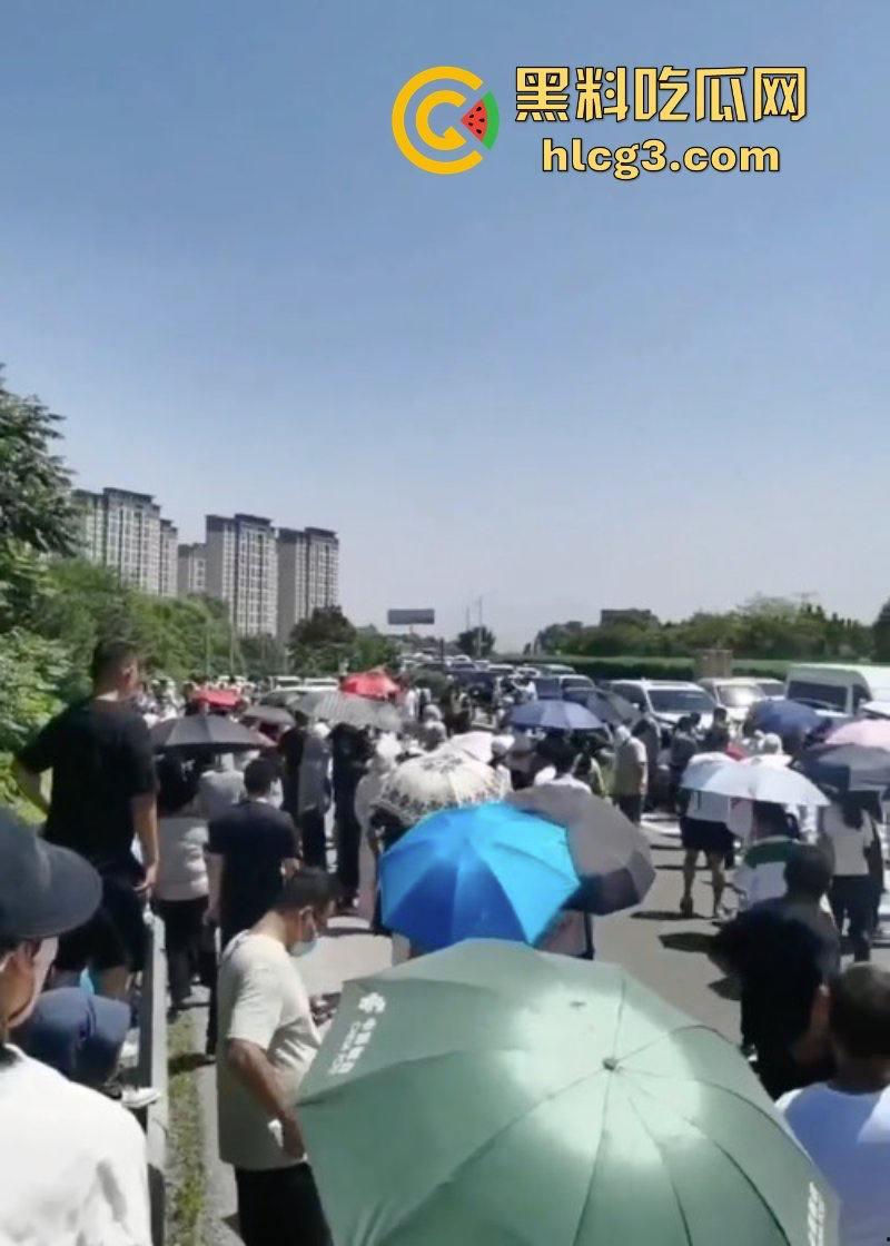 徐州潘安湖中昂博观小区曾承诺在去年底交房 因楼盘迟迟未交发生堵路暴乱!