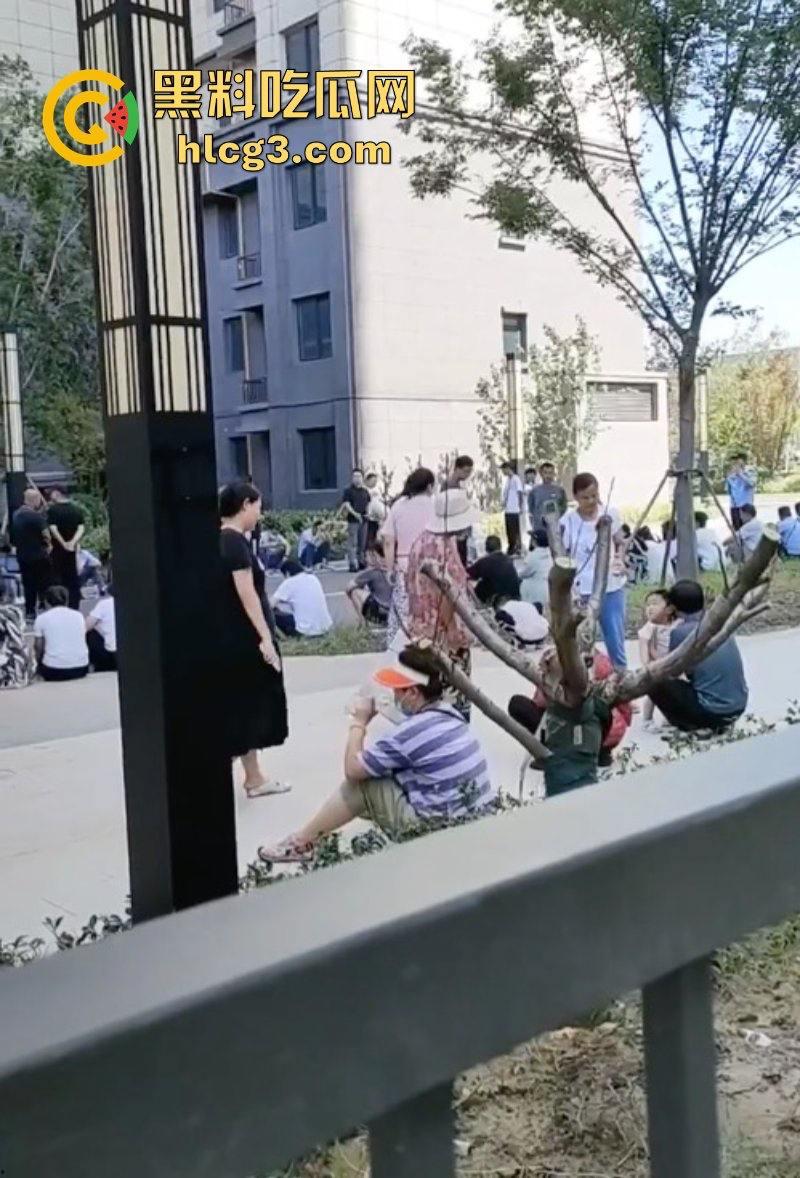 徐州潘安湖中昂博观小区曾承诺在去年底交房 因楼盘迟迟未交发生堵路暴乱!