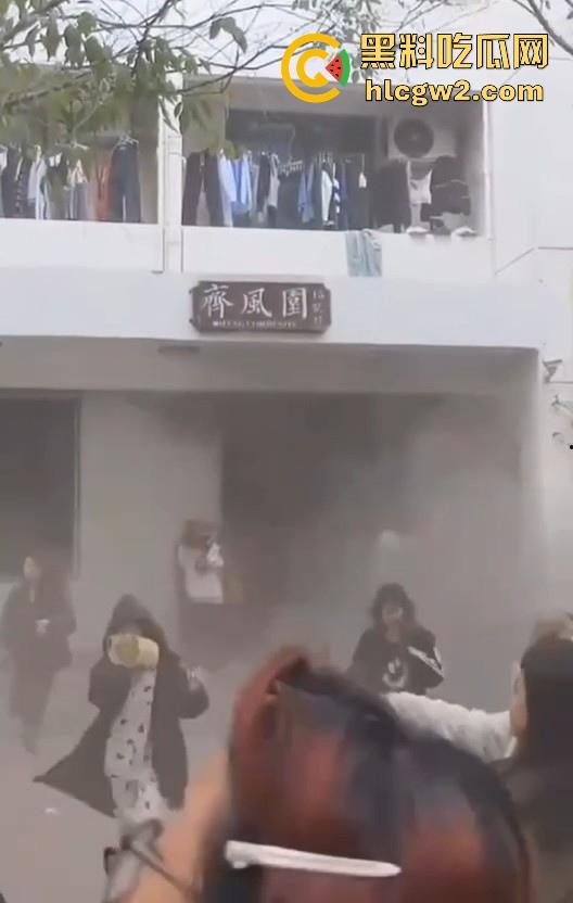 齐鲁大学宿舍楼突发大火!学生被困门口,刷脸闸门不让过,校方回应引热议!