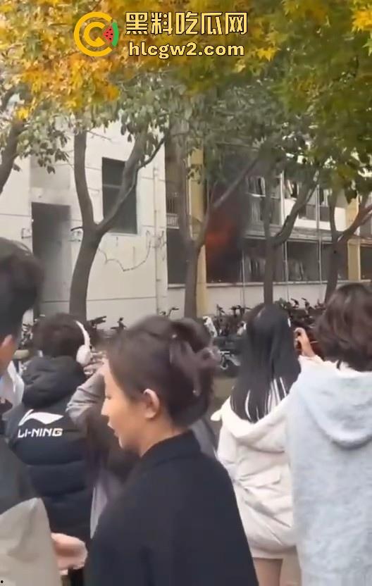 齐鲁大学宿舍楼突发大火!学生被困门口,刷脸闸门不让过,校方回应引热议!