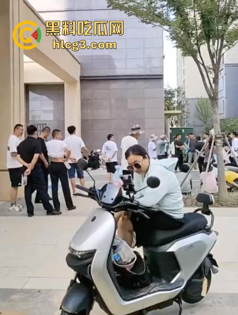 徐州潘安湖中昂博观小区曾承诺在去年底交房 因楼盘迟迟未交发生堵路暴乱!