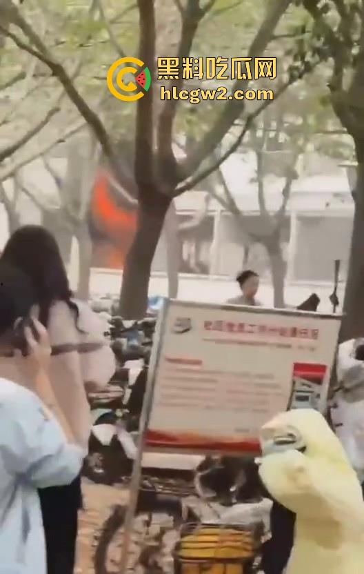 齐鲁大学宿舍楼突发大火!学生被困门口,刷脸闸门不让过,校方回应引热议!