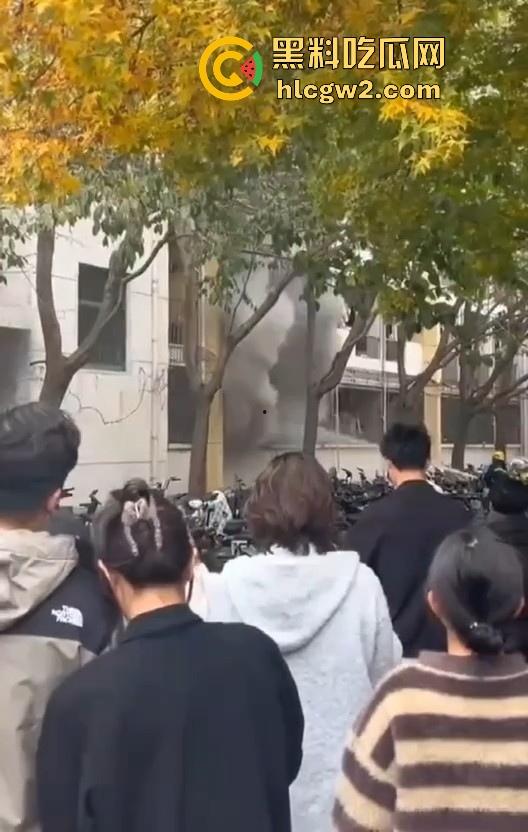 齐鲁大学宿舍楼突发大火!学生被困门口,刷脸闸门不让过,校方回应引热议!