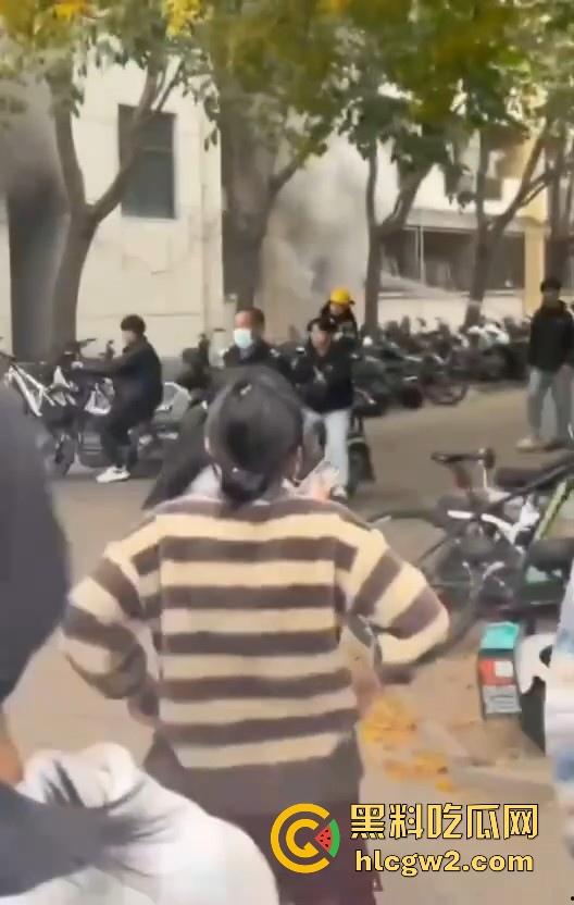 齐鲁大学宿舍楼突发大火!学生被困门口,刷脸闸门不让过,校方回应引热议!