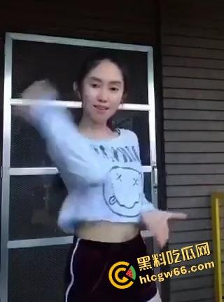 东南亚疯批小妹裸聊,全程抠逼连麦操作角度太吊了,高清无码怼脸看逼洞翻抽简直像在逼里装了监控头!