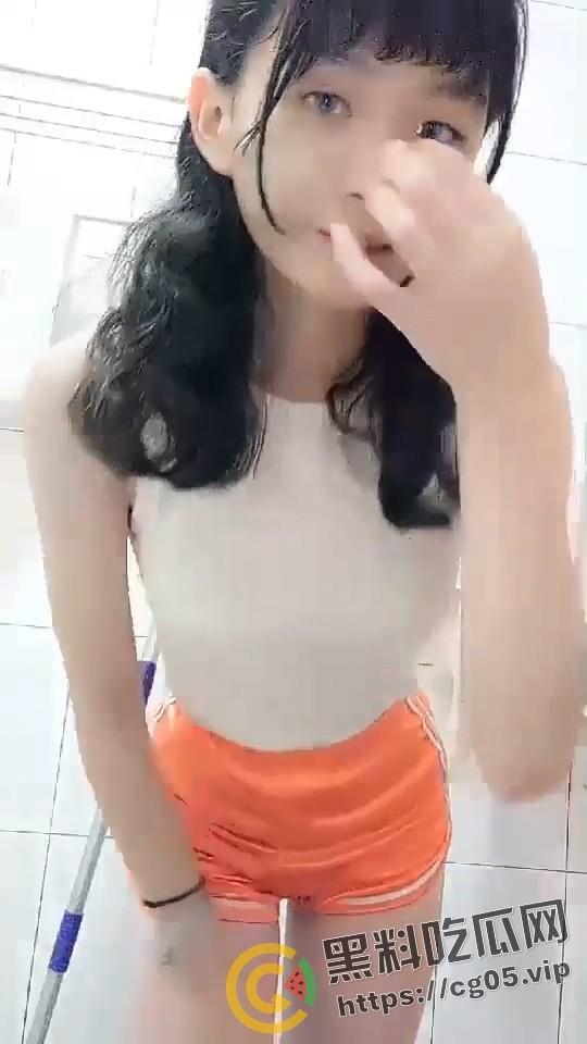 台湾基隆模特 林雅雯 早期被网调不雅自拍流出 小小年纪就风骚的不成样子