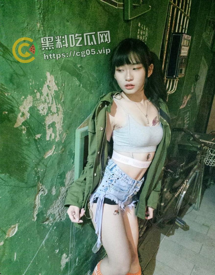 台湾基隆模特 林雅雯 早期被网调不雅自拍流出 小小年纪就风骚的不成样子