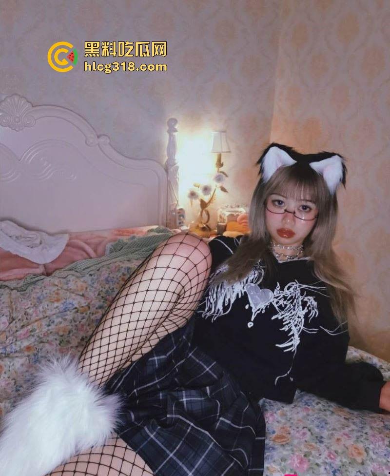 常州反差骚货【佟晓雪】包养调教视频曝光，女仆装摆姿势露逼，道具玩穴，骑乘插菊花骚气十足！