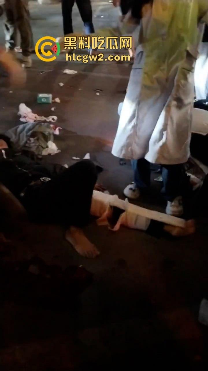 “晕倒前先把微信记录清一下！”潮汕东彩路精神小伙酒后驾摩托车狂飙酿车祸 不顾断腿先拿手机 这是有啥秘密啊？