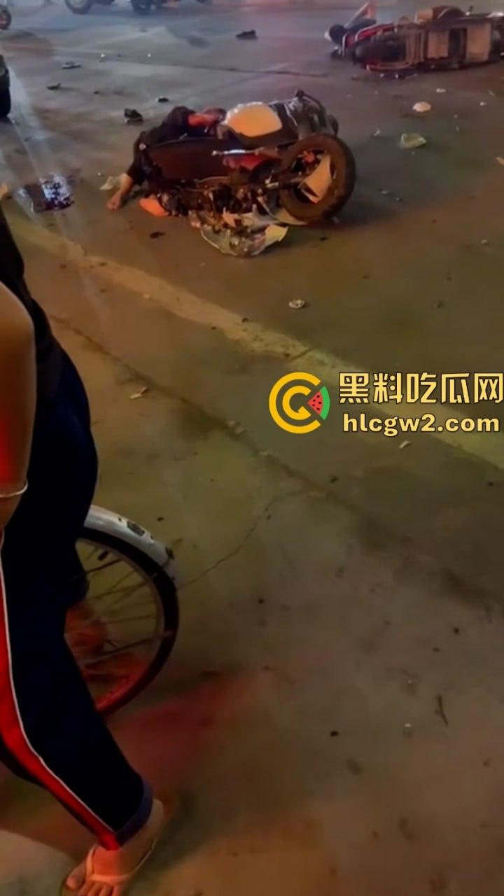 “晕倒前先把微信记录清一下!”潮汕东彩路精神小伙酒后驾摩托车狂飙酿车祸 不顾断腿先拿手机 这是有啥秘密啊?