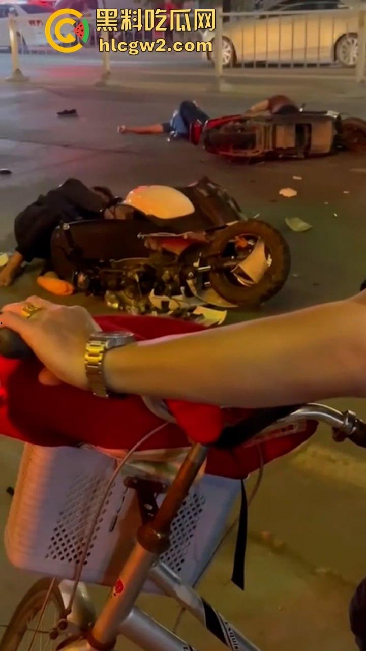 “晕倒前先把微信记录清一下!”潮汕东彩路精神小伙酒后驾摩托车狂飙酿车祸 不顾断腿先拿手机 这是有啥秘密啊?