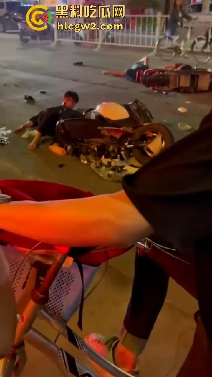 “晕倒前先把微信记录清一下!”潮汕东彩路精神小伙酒后驾摩托车狂飙酿车祸 不顾断腿先拿手机 这是有啥秘密啊?