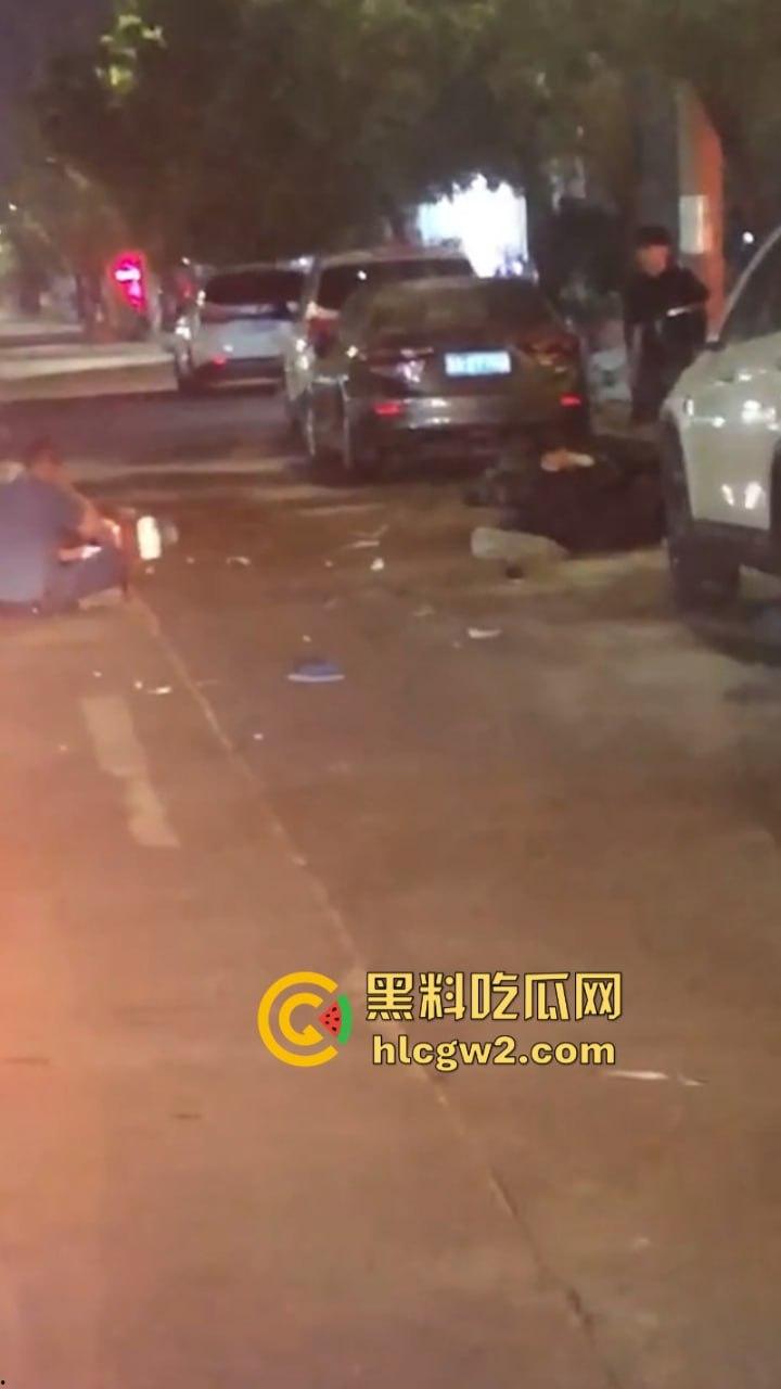 “晕倒前先把微信记录清一下!”潮汕东彩路精神小伙酒后驾摩托车狂飙酿车祸 不顾断腿先拿手机 这是有啥秘密啊?