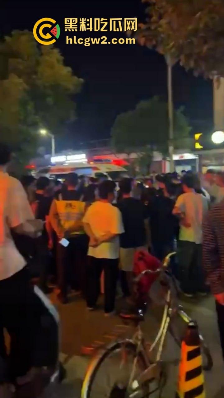 “晕倒前先把微信记录清一下!”潮汕东彩路精神小伙酒后驾摩托车狂飙酿车祸 不顾断腿先拿手机 这是有啥秘密啊?