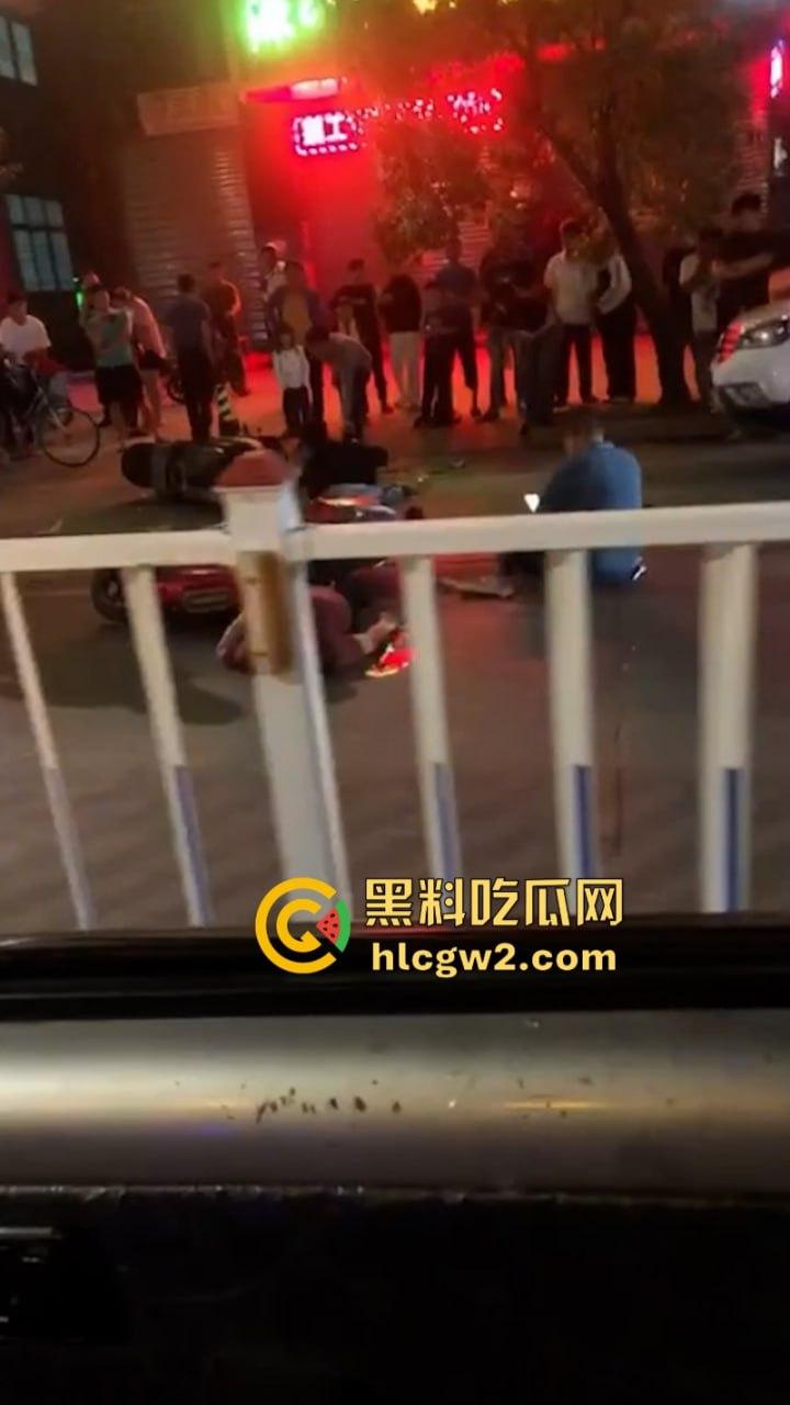 “晕倒前先把微信记录清一下!”潮汕东彩路精神小伙酒后驾摩托车狂飙酿车祸 不顾断腿先拿手机 这是有啥秘密啊?