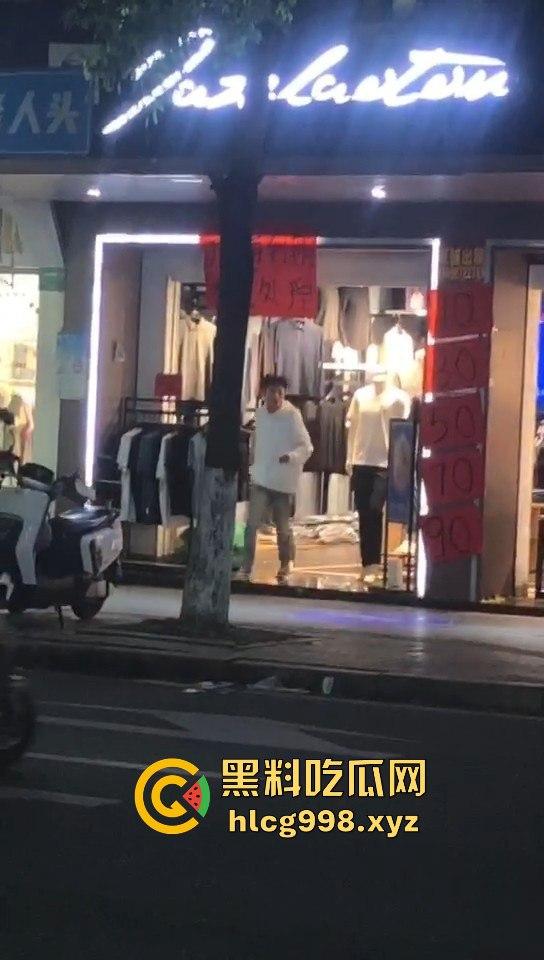 潮阳棉城精神小伙街头斗殴!马刀上手,砍到手臂当场飞掉!