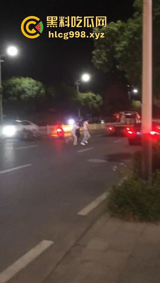 潮阳棉城精神小伙街头斗殴!马刀上手,砍到手臂当场飞掉!