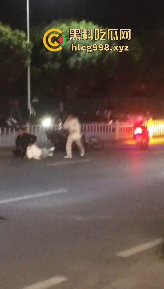 潮阳棉城精神小伙街头斗殴!马刀上手,砍到手臂当场飞掉!