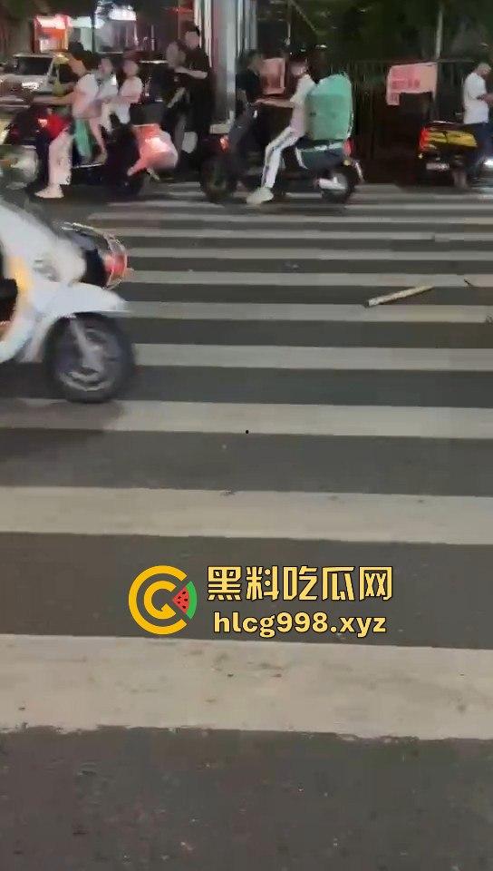 潮阳棉城精神小伙街头斗殴!马刀上手,砍到手臂当场飞掉!