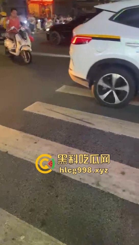 潮阳棉城精神小伙街头斗殴!马刀上手,砍到手臂当场飞掉!