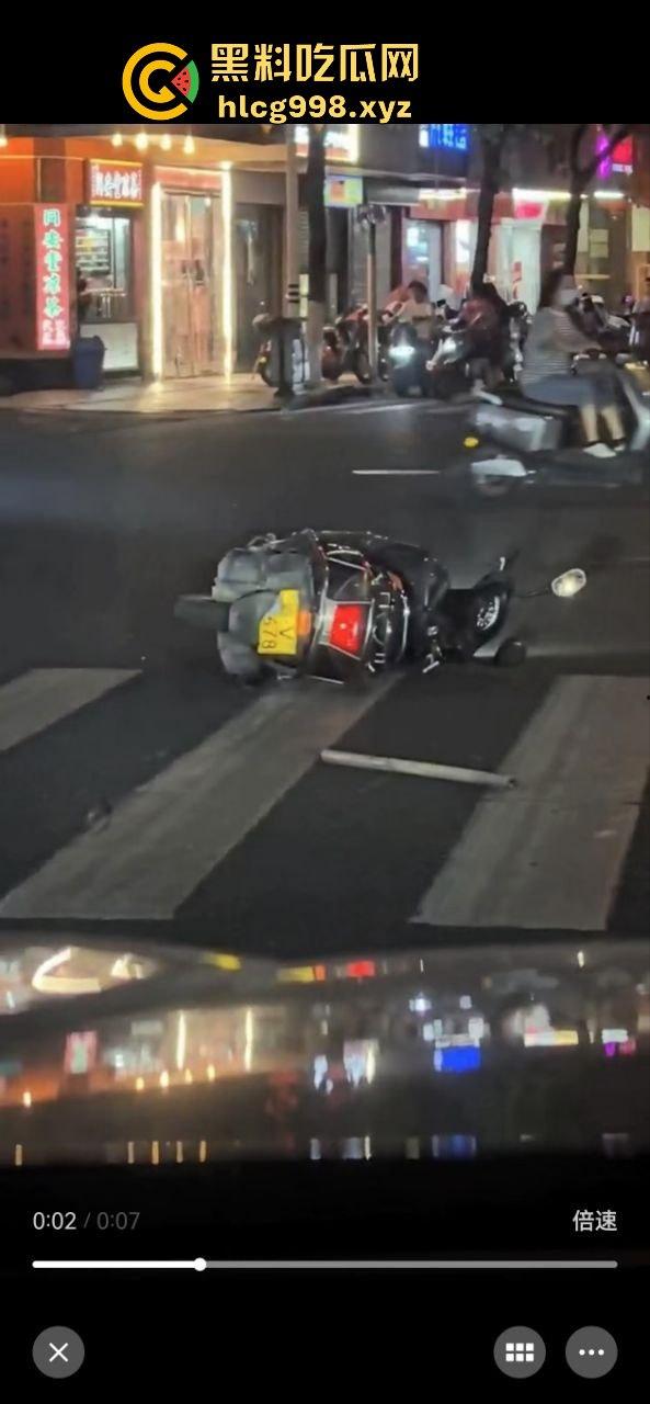 潮阳棉城精神小伙街头斗殴!马刀上手,砍到手臂当场飞掉!